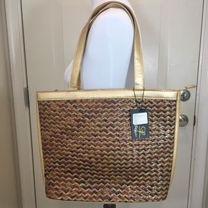 Feeling straw bag M gold trim on handle